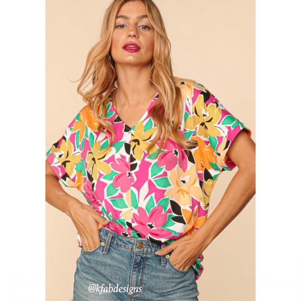 B117💛💚Sassy floral v-neck shirt sleeve top w/perfect vacay vibe 4 day2date!
